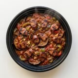 علبة مسقعة بالسجق